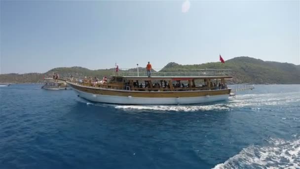 Cruise yacht with tourists on Board makes a summer trip to the Mediterranean sea — стоковое видео