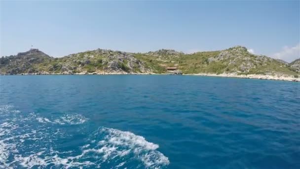 游艇在地球岩石海岸的海面上航行 — 图库视频影像