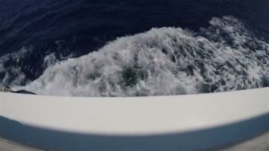 Yüzen gemiden denize beyaz dalgalar yayıldı.