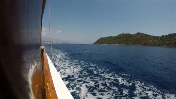 Vista do mar e da terra do convés de um navio — Vídeo de Stock