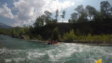 Turistler ve maceracılar Türkiye 'nin dağlık bölgelerinde rafting yapıyorlar.