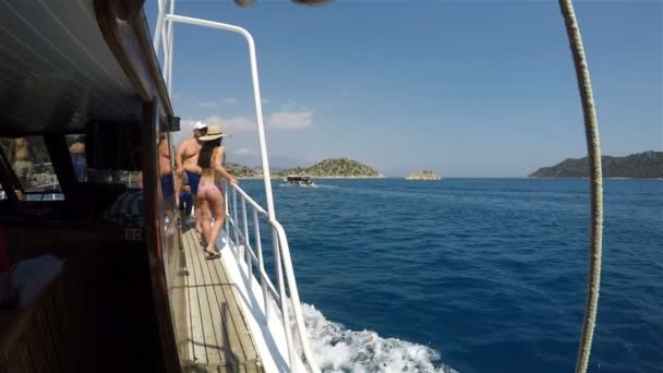 Turistas en la cubierta del yate disfrutar del sol y el aire del mar — Vídeos de Stock