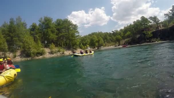 Un barco con gente a bordo va a bordo rociando al enemigo con agua del río — Vídeos de Stock