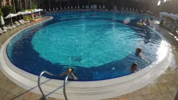 Hotel guests spend the evening in the pool — Stock Video