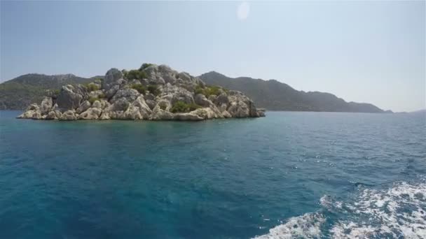 前往离岛的夏季船游 — 图库视频影像