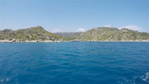 Kapal laut turis besar dan kecil berdiri di lepas pantai — Stok Video