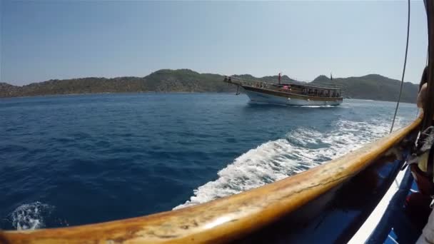 En un caluroso día de verano, los turistas navegan en yates a las aguas del mar Mediterráneo — Vídeos de Stock