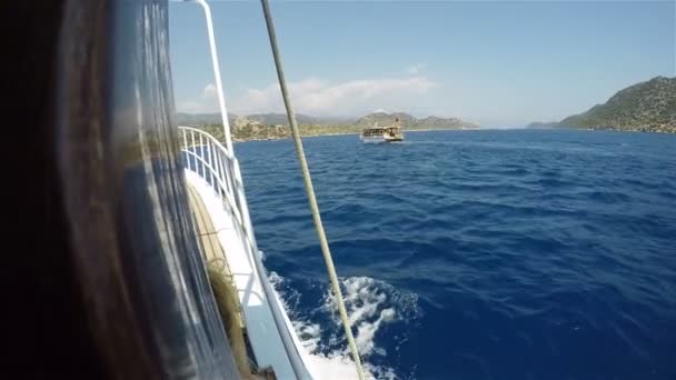 Mehrere türkische Gulets mit Touristen machen an einem heißen Sommertag eine Seereise — Stockvideo