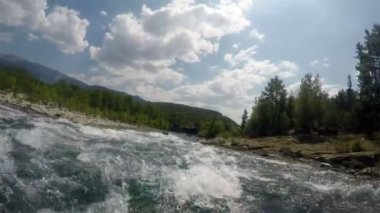 Dağ nehrinin akıntısı tekneyi farklı yönlere fırlatıyor ve kayalara çarpıyor. Birinci şahıs vuruldu.