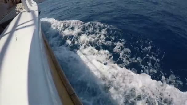 Vista do convés e bordo livre de um iate que flutua no mar — Vídeo de Stock