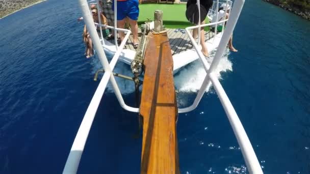 Turyści siedzą na pokładzie statku wycieczkowego i cieszą się wycieczką morską — Wideo stockowe