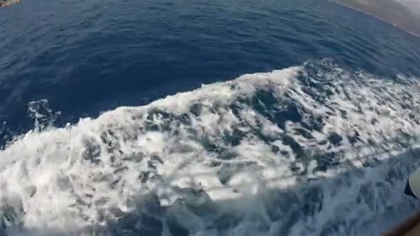 Die Tiefsee brodelt unter einem Schiff, das sich auf dem Meer bewegt — Stockvideo