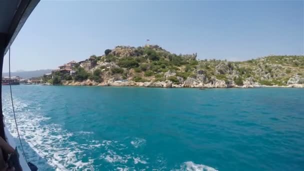 Туристический корабль отплывает от берегов древнего города — стоковое видео