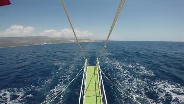 Vue de la poupe d'un navire flottant sur une longue échelle — Video