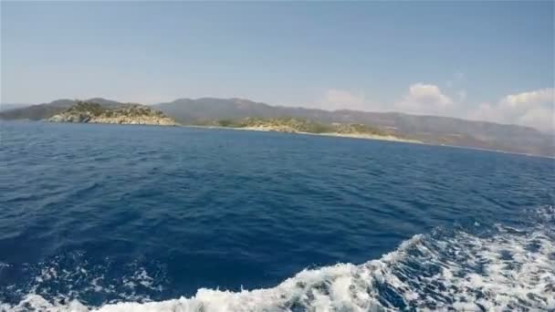 Die Küste der Erde ist von der Steuerbordseite des Schiffes aus sichtbar — Stockvideo