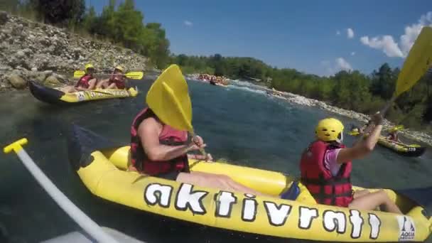 Ein gelbes Boot sitzt im Wasser — Stockvideo