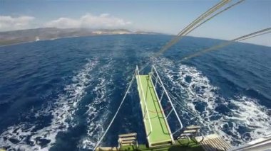 Açık denizlerdeki bir yolcu gemisinin kıç tarafındaki rampada.