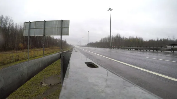 Işıkları açık arabalar otoyolda yüksek hızda gidiyor.