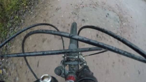 El marco de la bicicleta y los cables de freno en gotas de lluvia — Vídeos de Stock