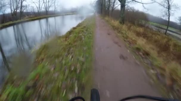 Das Mädchen überholte ihren Lebensgefährten auf einem schmalen Weg mit dem Fahrrad — Stockvideo