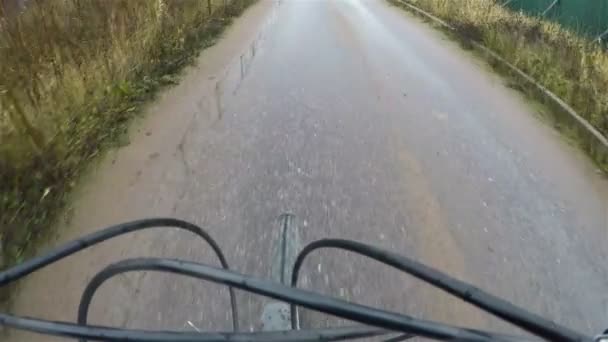 Un ciclista cavalca su una strada asfaltata — Video Stock