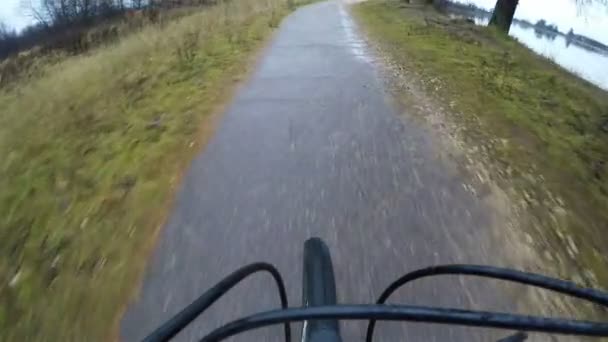 Ścieżka rowerowa po polnej drodze wzdłuż rzeki — Wideo stockowe
