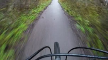 Yüksek hızda hareket eden sporcu motoru kontrol eder.