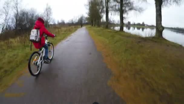 보행자를 피하기 위해 자전거를 타는 두 사람 — 비디오