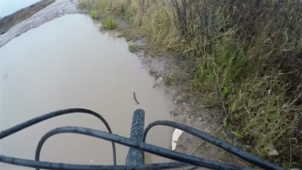 Una bicicleta estacionada a orillas de un río — Vídeos de Stock