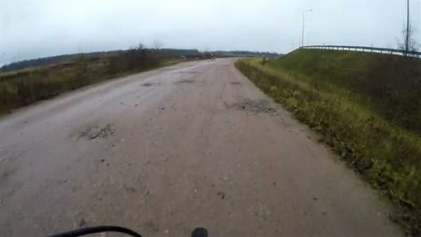 Un ciclista raggiunge un ciclista su una strada sterrata — Video Stock