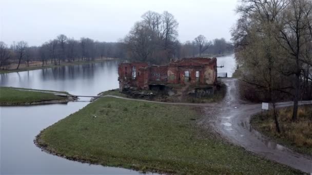 Détruit bâtiment en briques rouges sur l'île. Tir d'en haut — Video