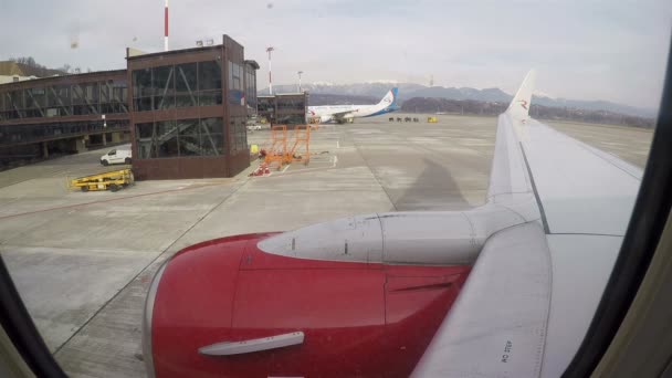 Aeronaves Aparcamiento en el aeropuerto. Vista desde la ventana — Vídeo de stock