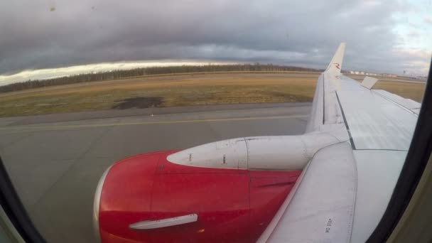 Movimento di un aereo passeggeri sulla pista dell'aeroporto dopo l'atterraggio — Video Stock