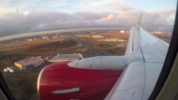 Humo del motor derecho de un avión de pasajeros durante el aterrizaje — Vídeos de Stock