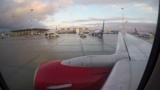 Het luchtvaartuig volgt het grondgebied van de luchthaven naar de plaats waar het luchtvaartuig is geparkeerd — Stockvideo