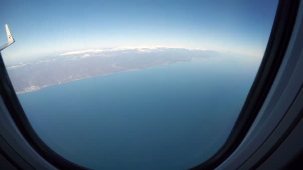 乗客の飛行機が山の頂上で海を飛んでいます。加速射撃 — ストック動画