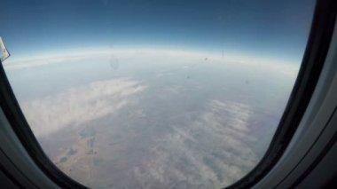 10.000 metre yükseklikte dünya yüzen bulutların altında görülebilir.