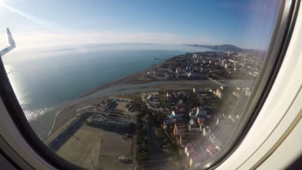 Het vliegtuig landt op de luchthaven in het kustgebied. Versnelde beschieting — Stockvideo