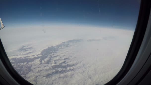 Un ala de avión sobre nubes blancas y esponjosas en el cielo — Vídeos de Stock