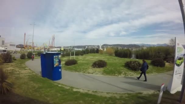 Vista panorámica desde la ventana del autobús en las calles de Sochi — Vídeos de Stock