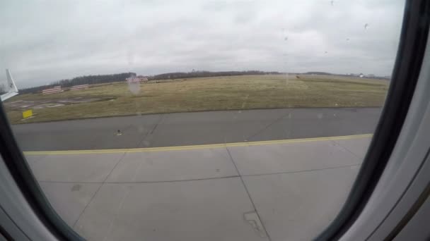 Avion passager de la société "Russie" sur la piste avant le décollage — Video