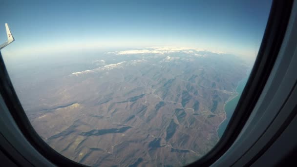 Survolant les crêtes des montagnes au-dessus des montagnes enneigées — Video