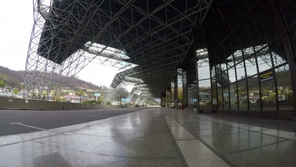 Een taxi passeert onder de metalen structuren van het luchthavengebouw — Stockvideo