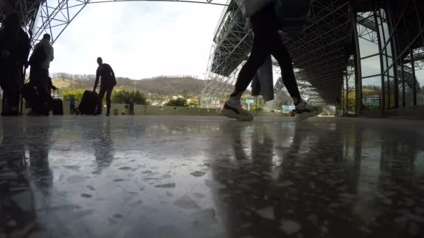 Grupos de turistas poner maletas y bolsas en el suelo en el aeropuerto — Vídeo de stock