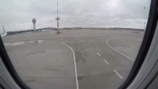 Vliegverkeer op de startbaan van de luchthaven — Stockvideo