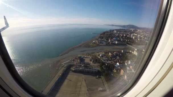 El avión desciende sobre el mar y va a tierra — Vídeos de Stock