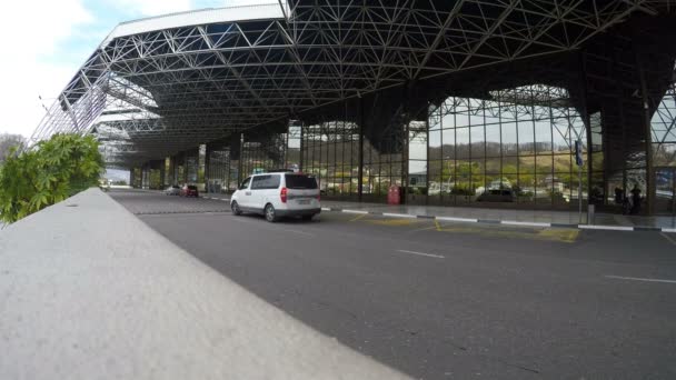 Il taxi si muove lungo la carreggiata dell'aeroporto — Video Stock