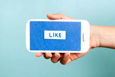 Mavi arka plan üstünde düğme gibi gösterilen yatay telefon genel kavram