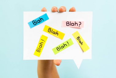 Blah Blah Blah mesaj mavi zemin üzerine