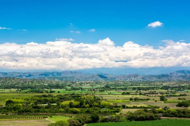 Kırsal mavi gökyüzü ve dağ